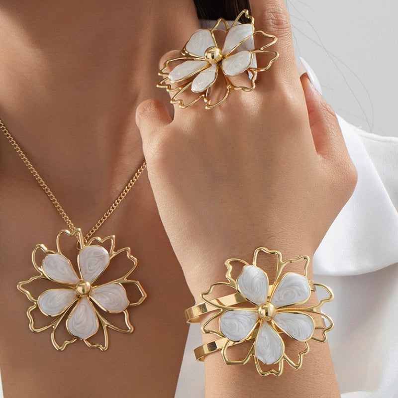 📢📢50% OFF !! ⏰Elegant Double Layer Hollow Flower Jewelry