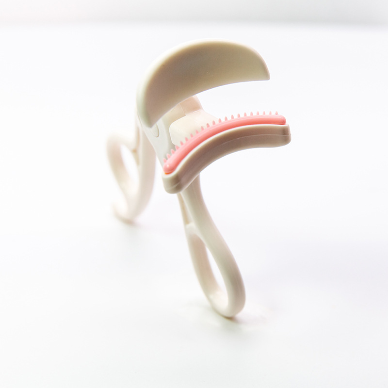 Wide-Angle Eyelash Curler with Comb